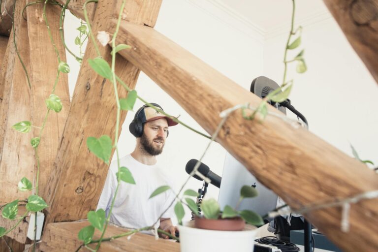 15 Best Indie Horror Podcasts for Fans - Featured image