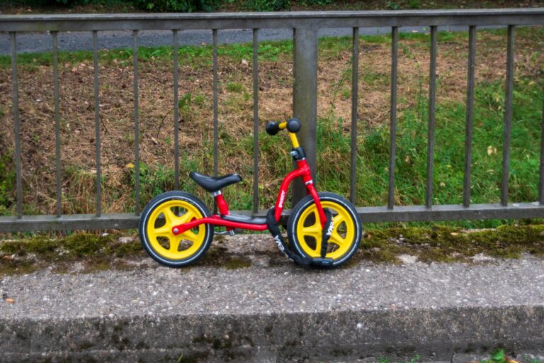 Movies Where Kids Ride Bikes With Aliens - Featured image