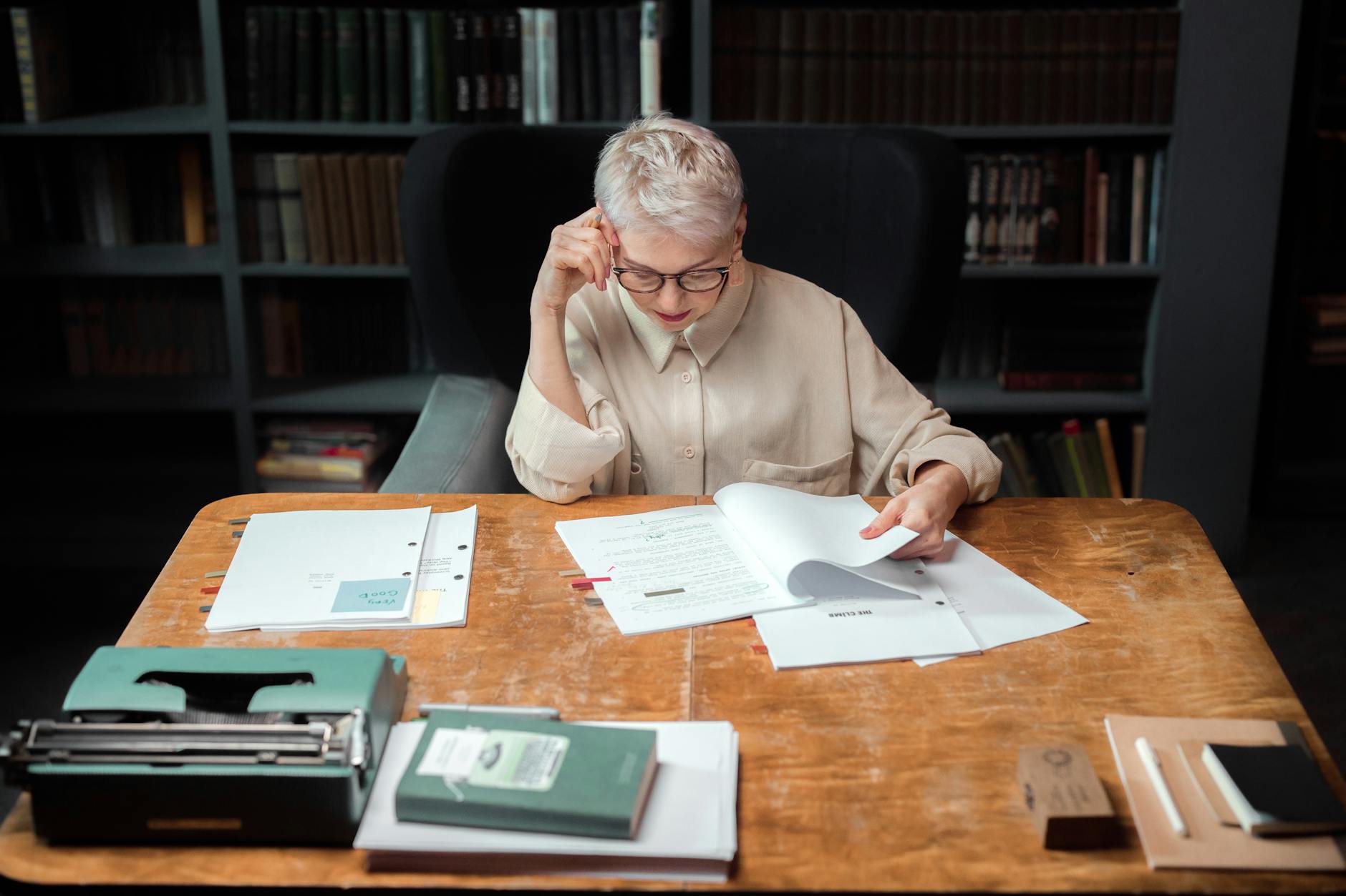 Notable Indie Screenwriting Techniques That Challenge Hollywood Norms