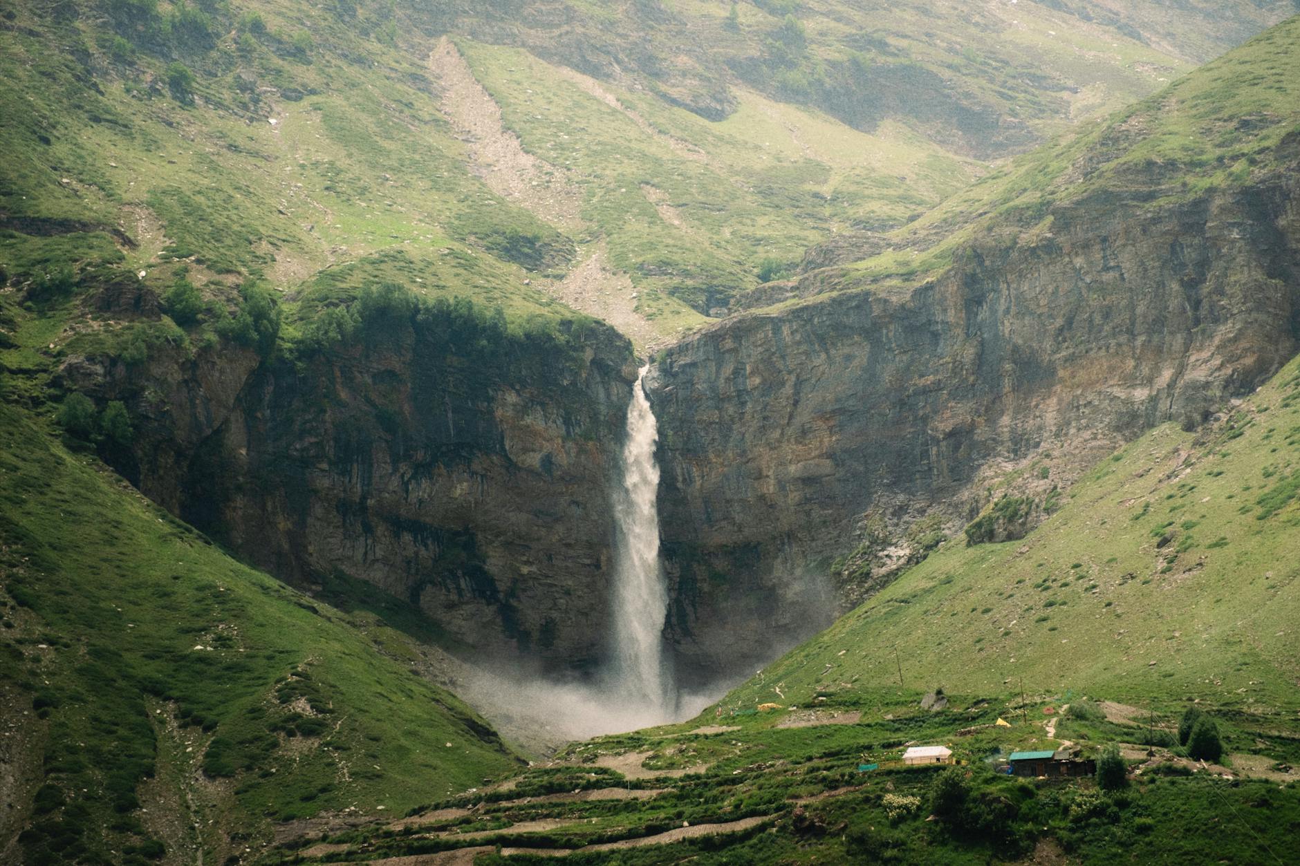 Streaming vs. Theatrical Releases: Where to Watch War Movies 2025