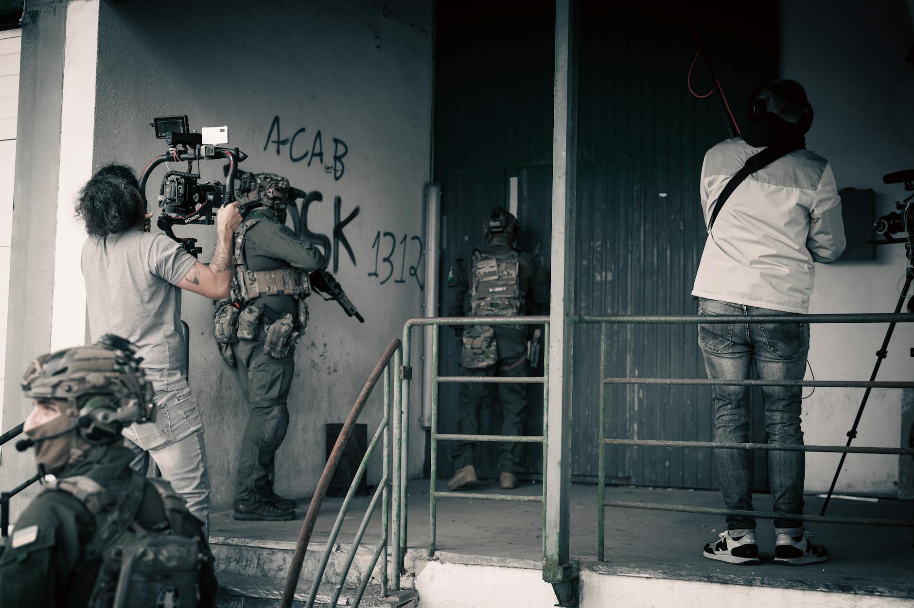 What Makes Urban Settings So Effective for Depicting Alienation in Film?