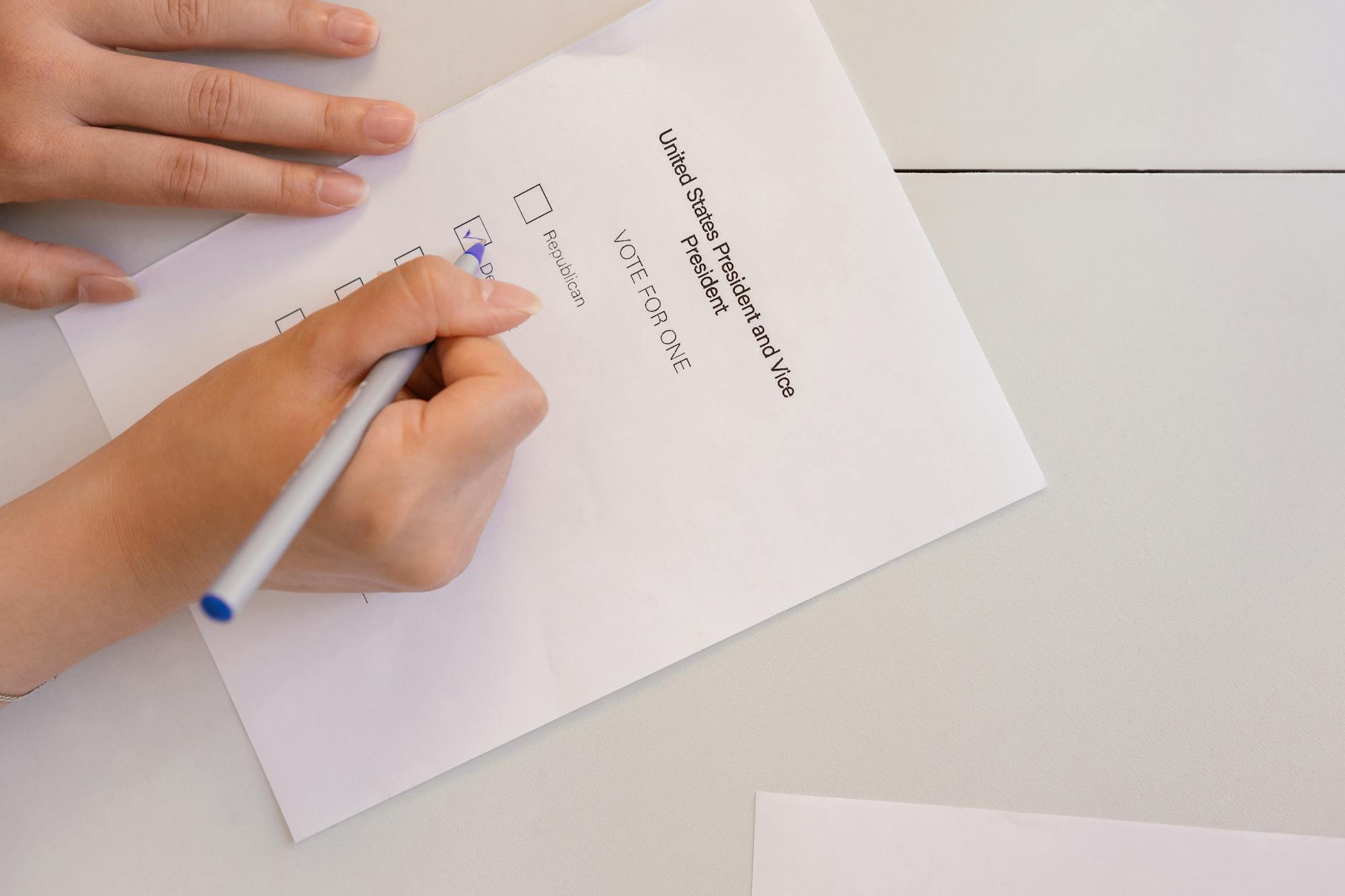 The Role of User Reviews and Voting Patterns in A Clockwork Orange's Rating