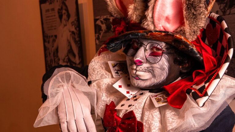 Alice Through the Looking Glass Best Scene Breakdown - Featured image