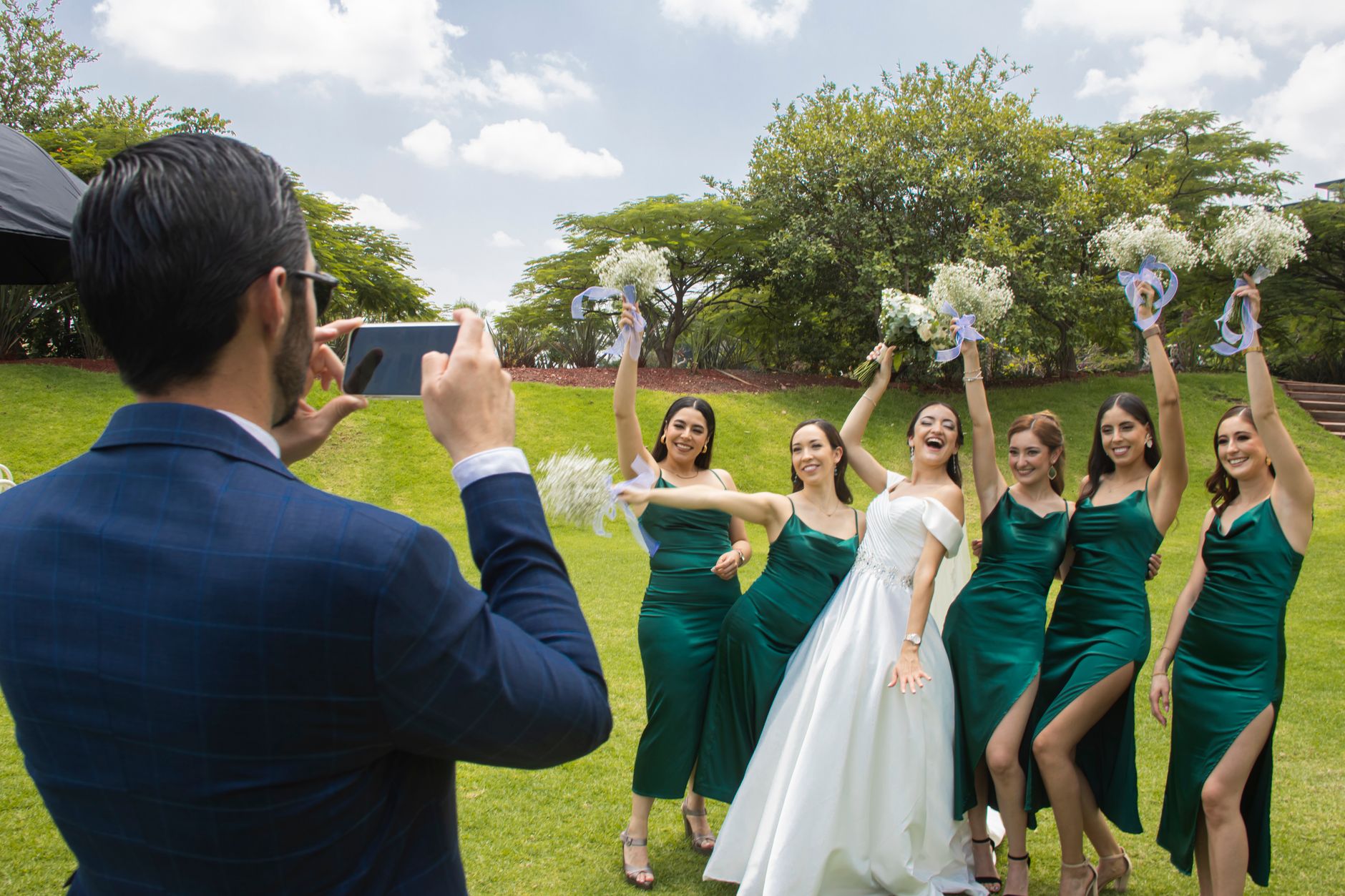 Bridesmaids (2011) Movie Plot and Ending Explained: What Happens and What It Means - Featured image