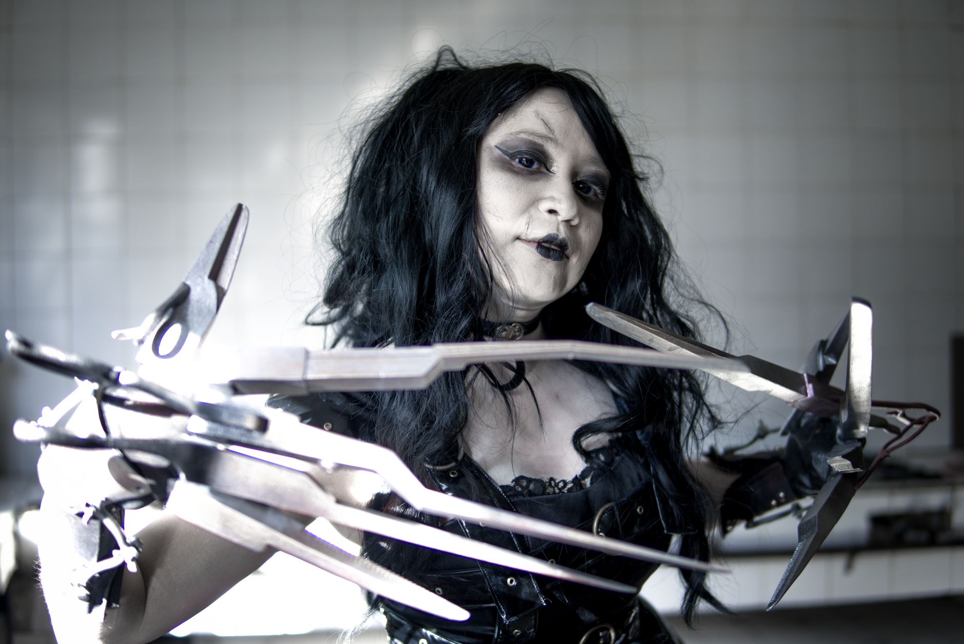 Edward Scissorhands (1990) Movie Parents Guide: Age Rating, Violence, Language, Sexual Content, and Scary Scenes - Featured image