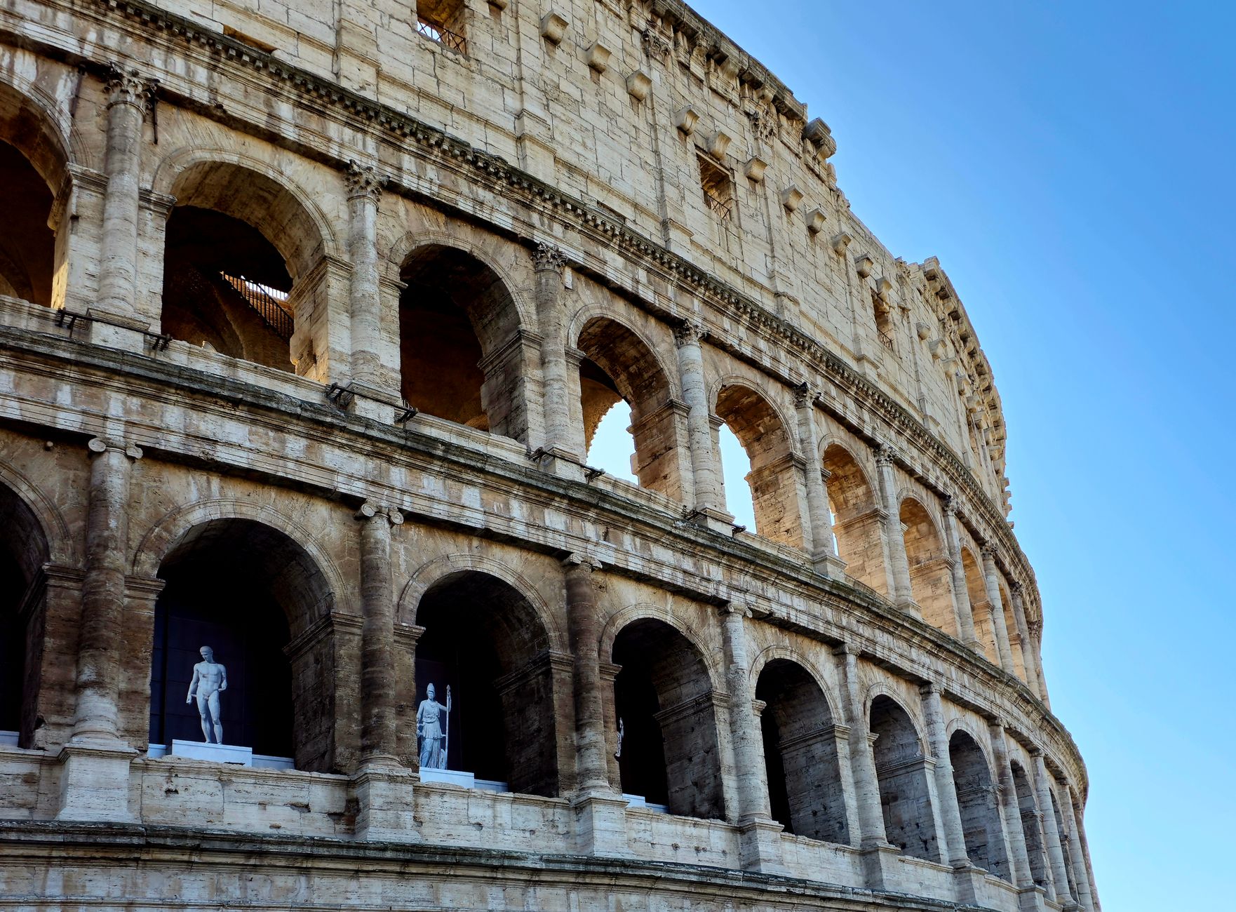 Gladiator (2000) Movie Parents Guide: Age Rating, Violence, Language, Sexual Content, and Scary Scenes - Featured image