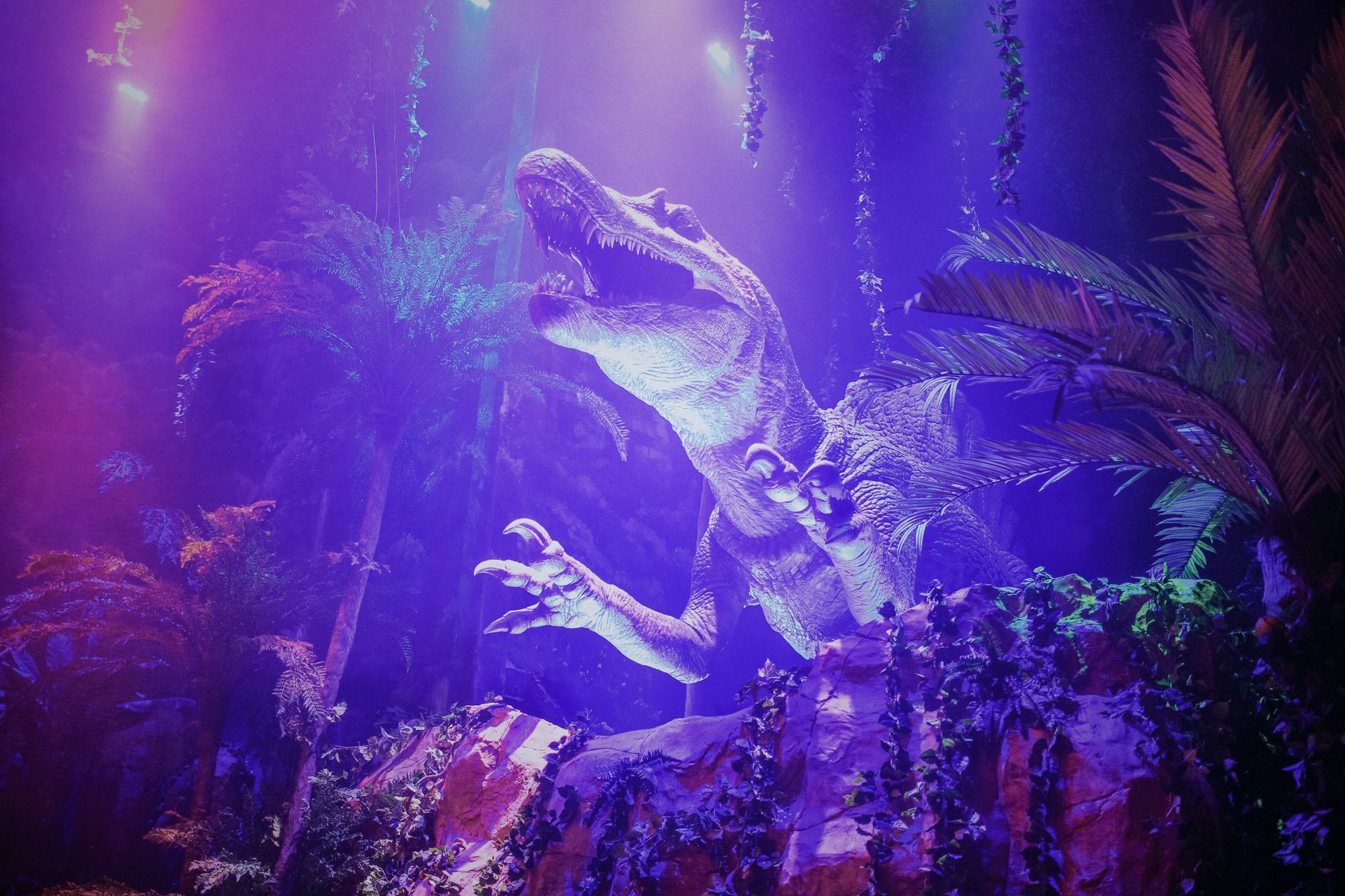 Jurassic Park (1993) Movie Runtime: Length, End Credits, and Available Versions - Featured image