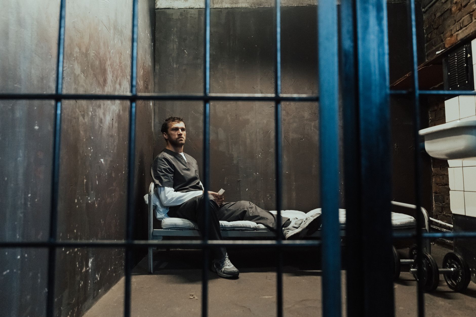 Prisoners (2013) Movie Parents Guide: Age Rating, Violence, Language, Sexual Content, and Scary Scenes - Featured image